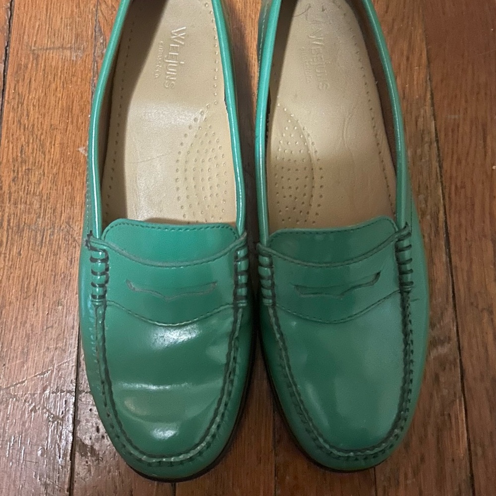 Weejuns Women's Green
Solid Slip On Almond Toe Loafers